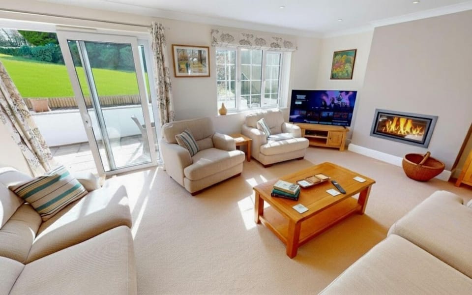 TV and multimedia, Living room, Seating area, fireplace