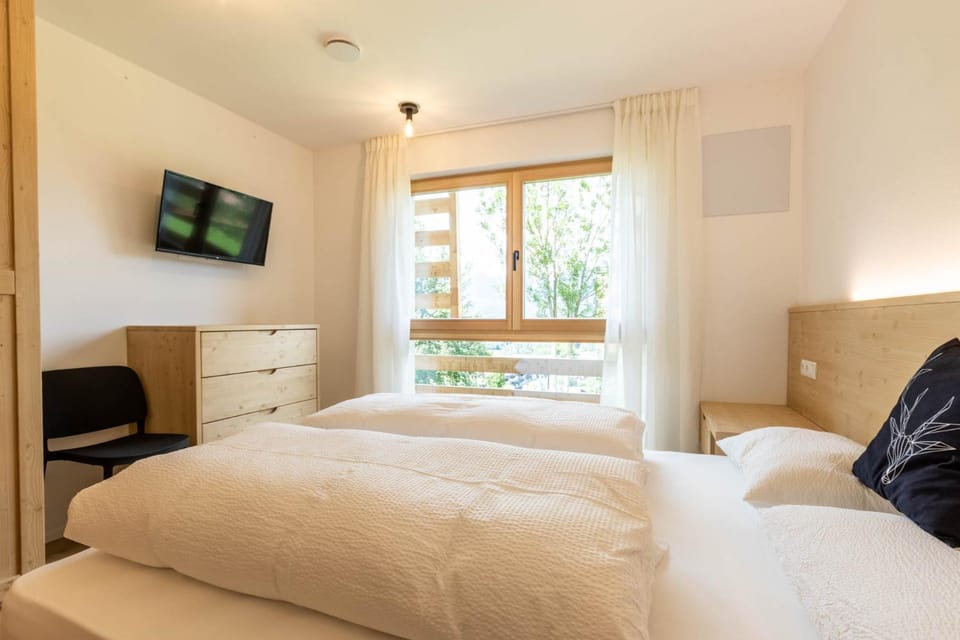 Bed, TV and multimedia, Bedroom