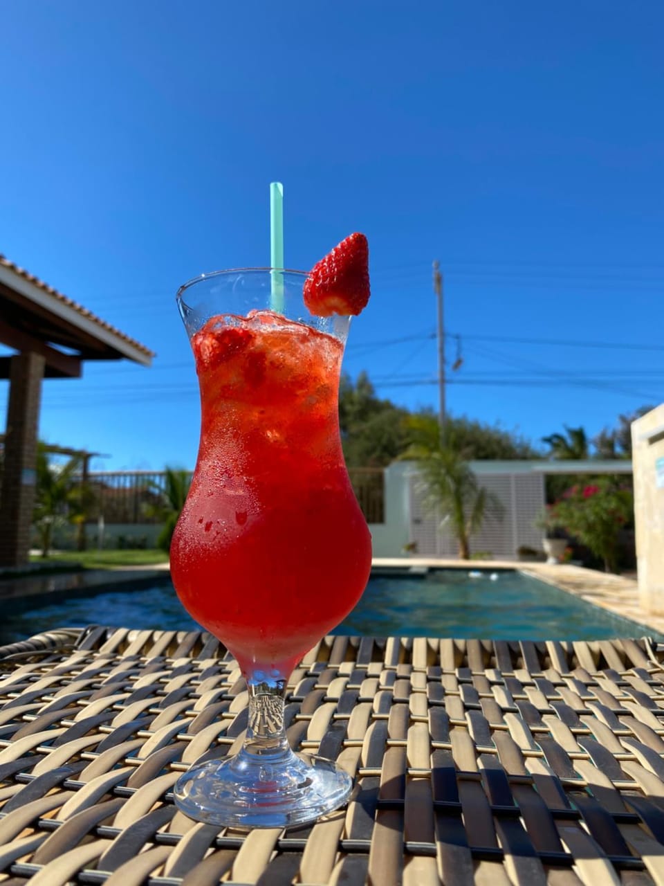 Day, Food and drinks, Swimming pool, Drinks, Alcoholic drinks, Non alcoholic drinks, sunbed