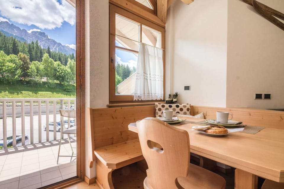 Natural landscape, Balcony/Terrace, Living room, Seating area, Dining area, Mountain view