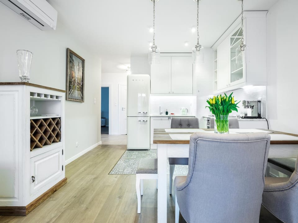 Kitchen or kitchenette, Dining area, oven, stove, toaster, air conditioner