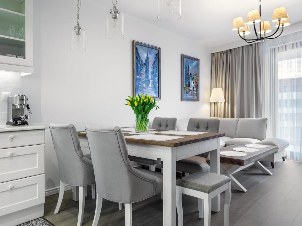 Kitchen or kitchenette, Living room, Seating area, Dining area