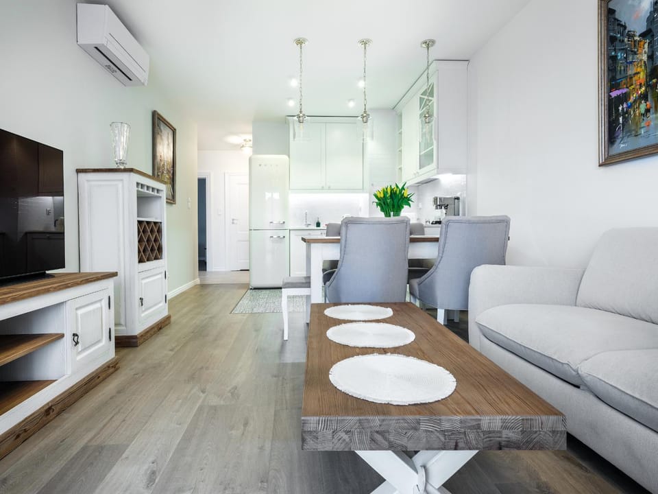 Communal lounge/ TV room, TV and multimedia, Kitchen or kitchenette, Living room, Seating area, Dining area, oven, air conditioner