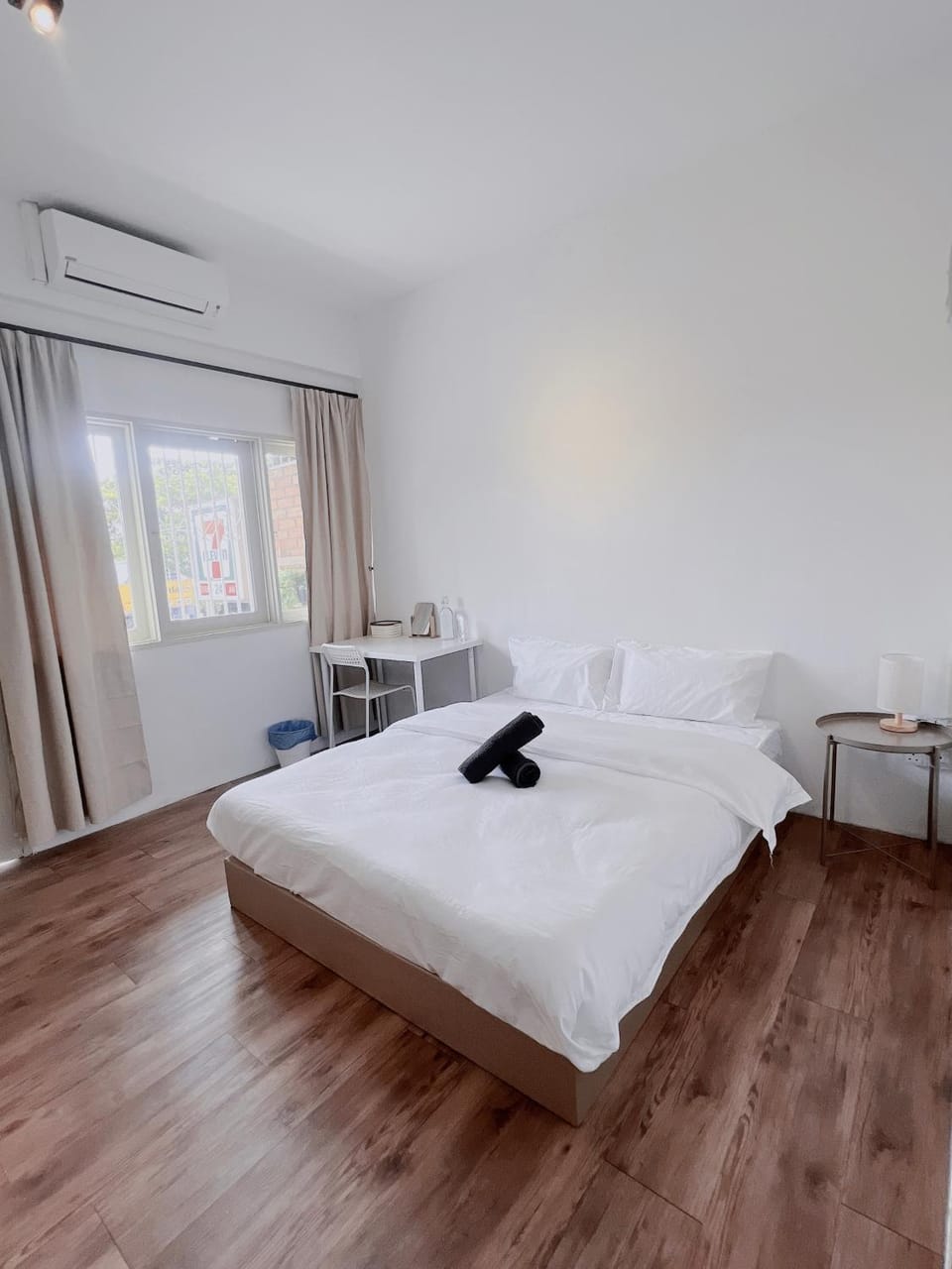 Bed, Balcony/Terrace, Photo of the whole room, Seating area, Bedroom, towels, air conditioner