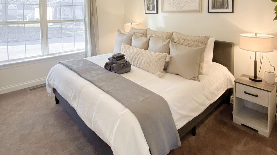 Bed, Photo of the whole room, Bedroom, towels