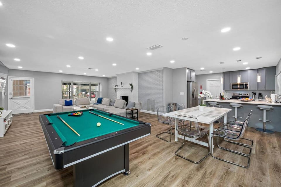Spacious, Modern and Fully Updated Gorgeous Home House in Lake Magdalene