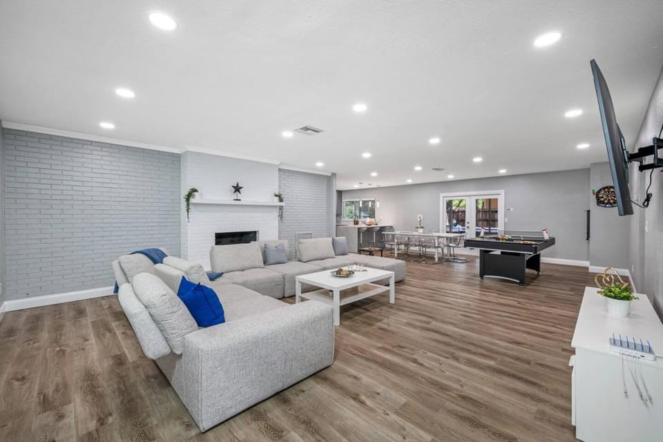 Spacious, Modern and Fully Updated Gorgeous Home House in Lake Magdalene