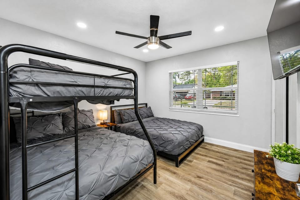 Heated Pool, 5BR Sleeps 14, Game Table 15 Min to Busch Gardens, Tampa House in Lake Magdalene