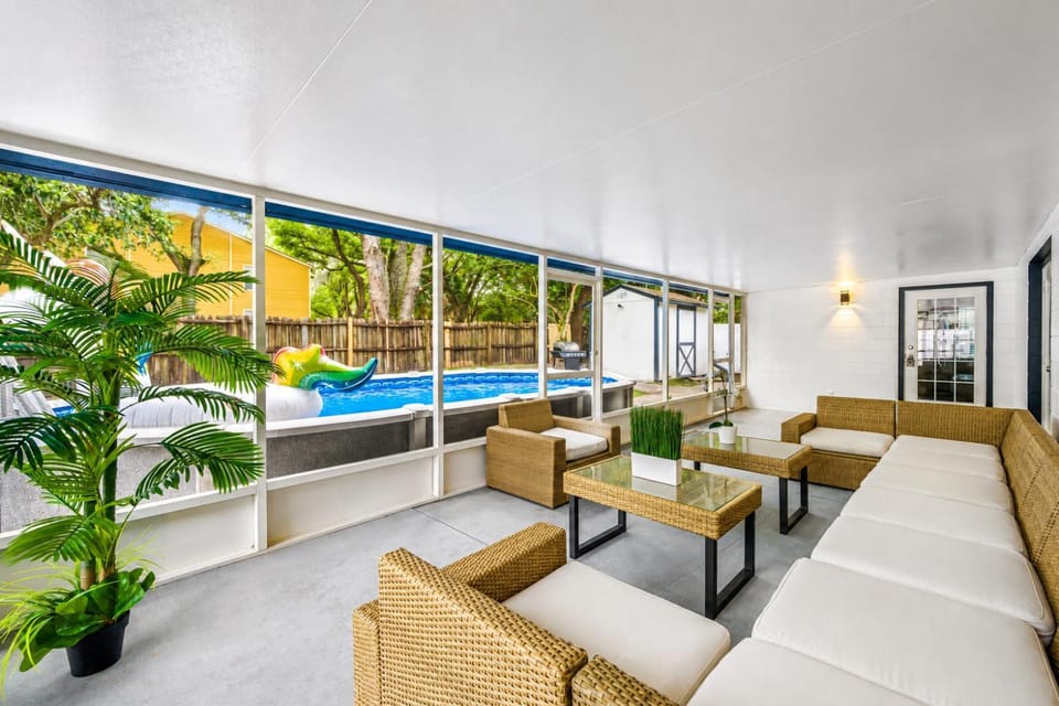 Heated Pool, 5BR Sleeps 14, Game Table 15 Min to Busch Gardens, Tampa House in Lake Magdalene
