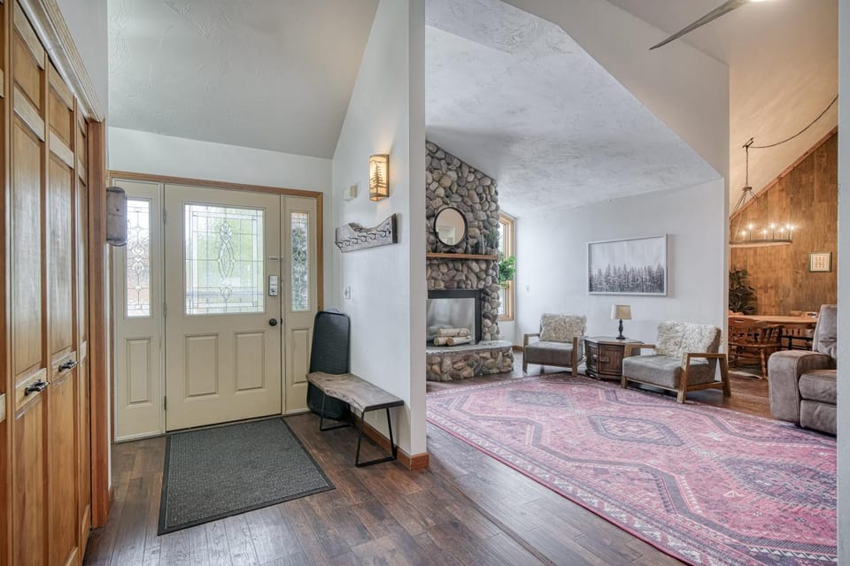 Wapiti View 6-Bedroom Cabin 28mins to Yellowstone Cabin in Island Park