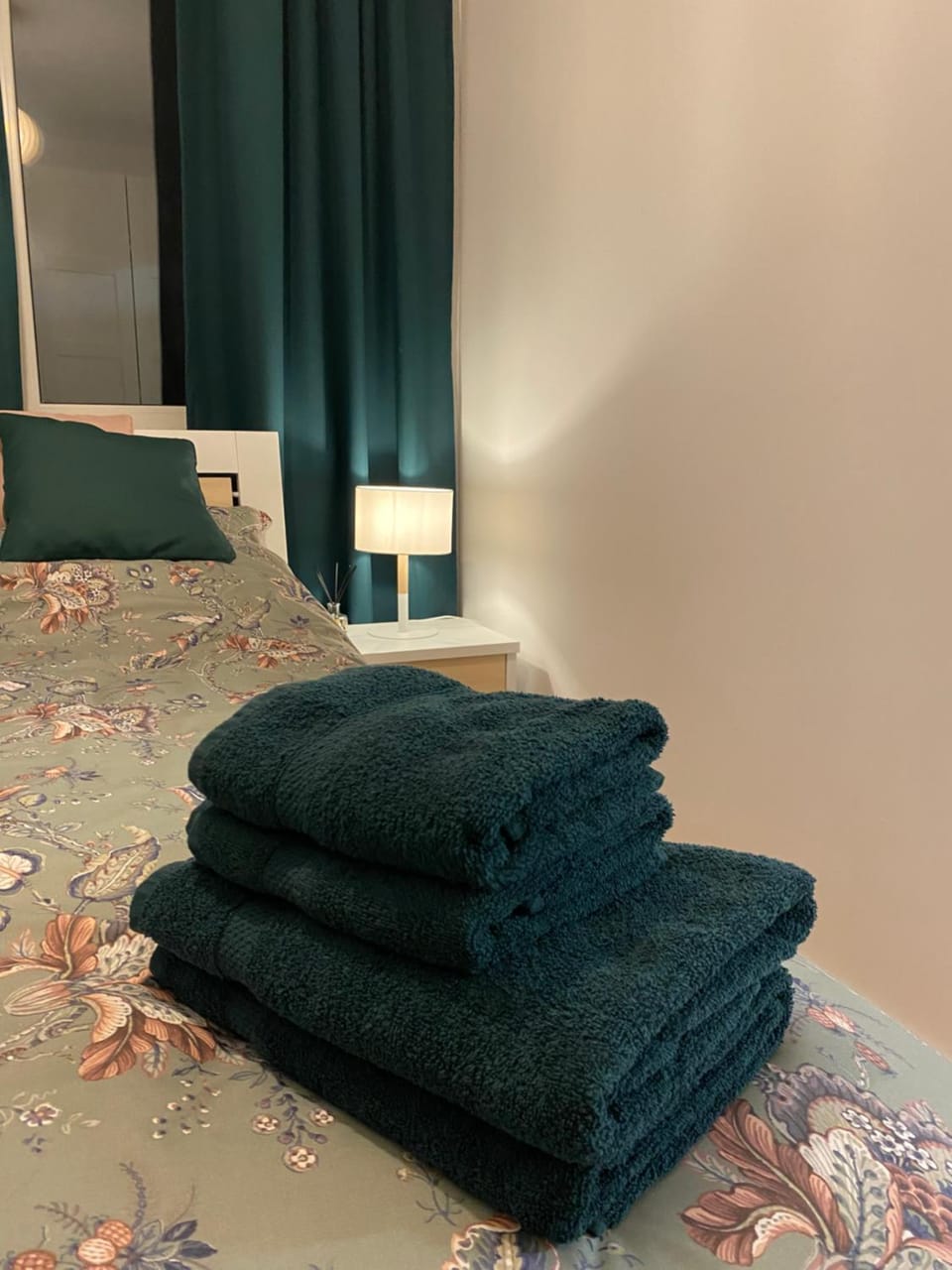 Bed, Bedroom, towels