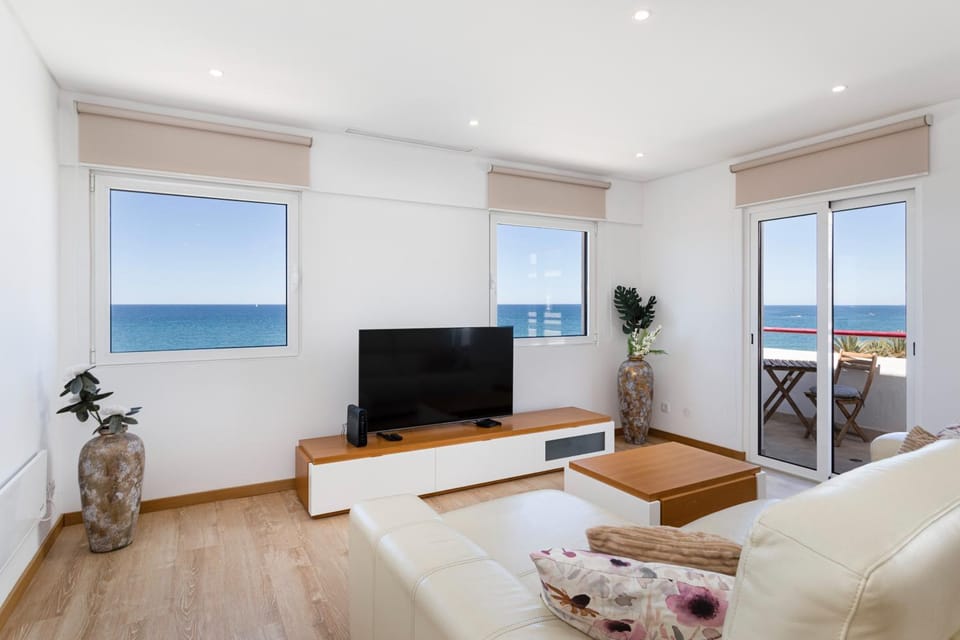 Communal lounge/ TV room, Living room, Sea view
