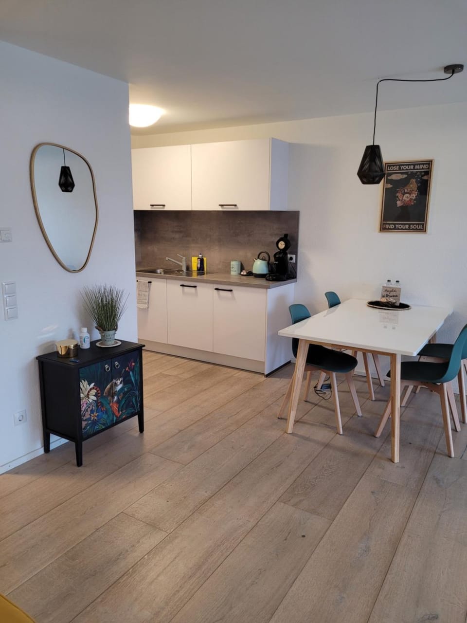 Kitchen or kitchenette, Dining area