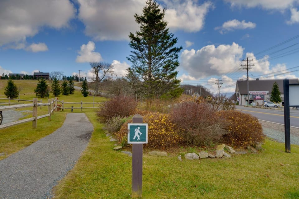 < 2 Mi to Beech Mtn Slopes: 1st-Floor Family Condo House in Beech Mountain