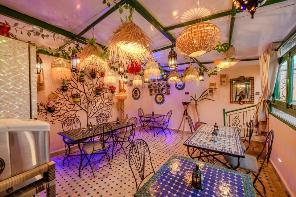 Restaurant/places to eat, Living room, Banquet/Function facilities, Seating area, Dining area