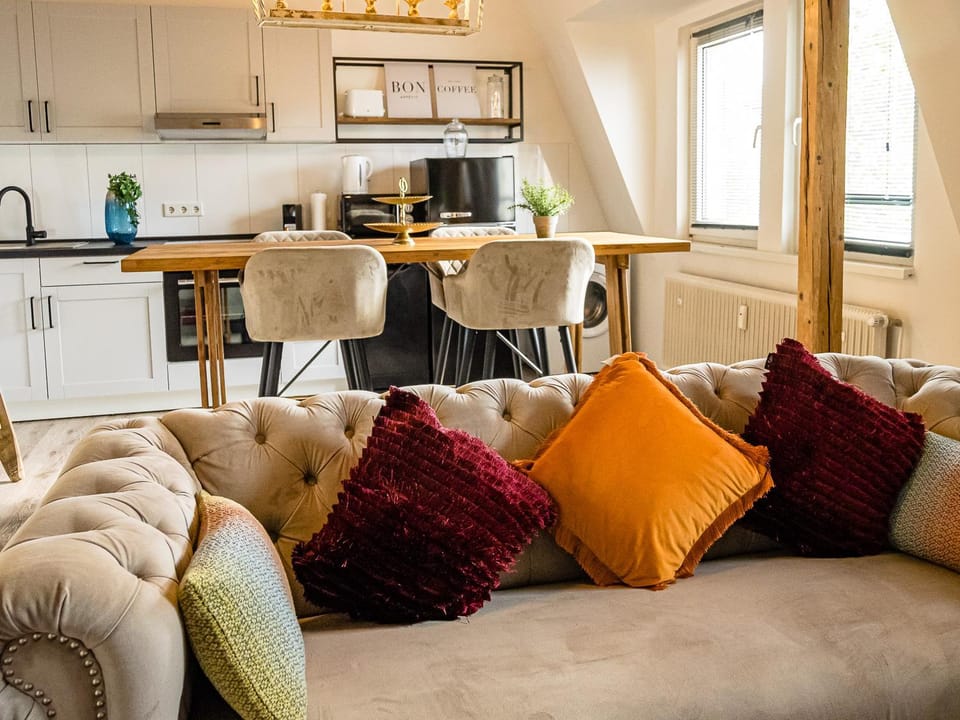 Coffee/tea facilities, Kitchen or kitchenette, Living room, Seating area, Dining area, stove