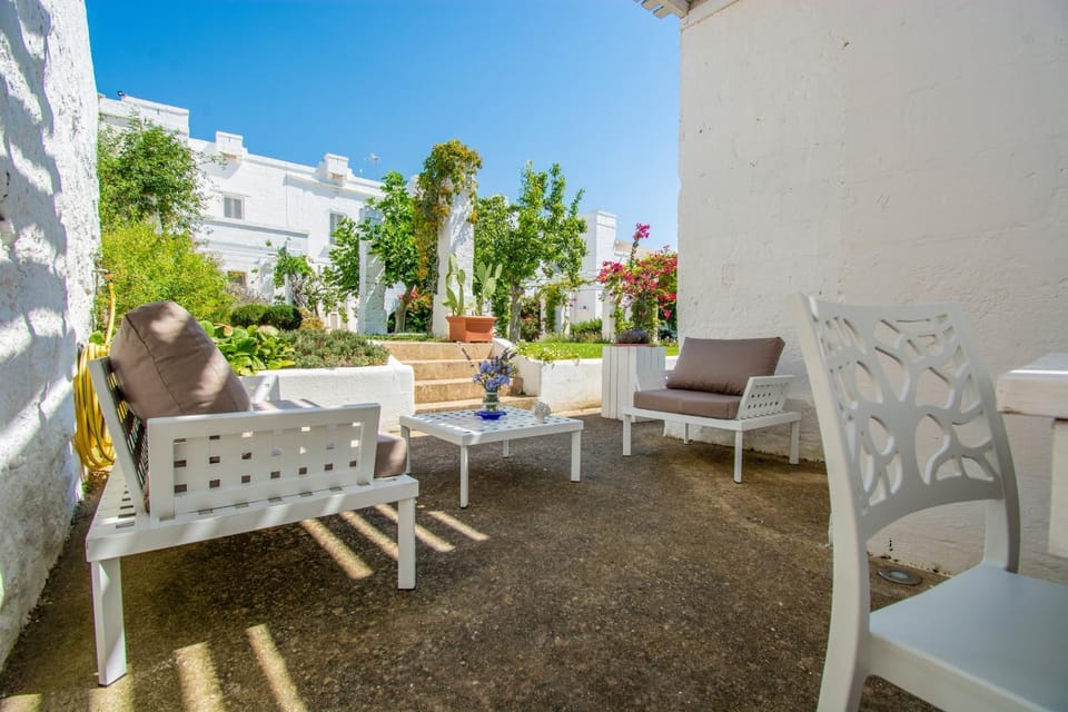 Property building, Balcony/Terrace, Living room