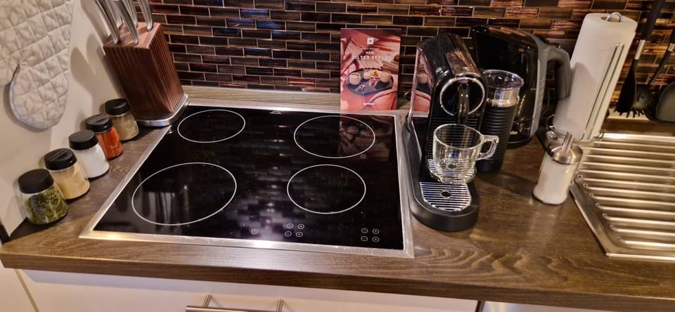 Coffee/tea facilities, Kitchen or kitchenette, stove