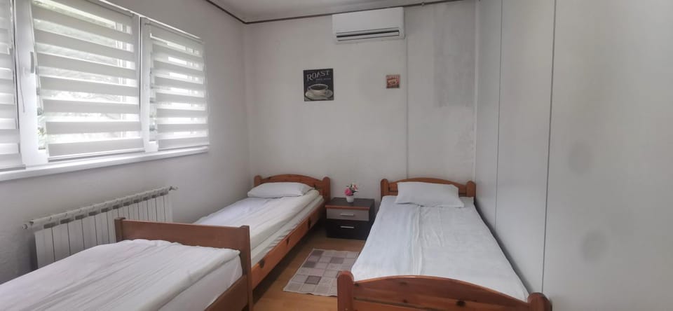 Bed, Bedroom, wardrobe, air conditioner