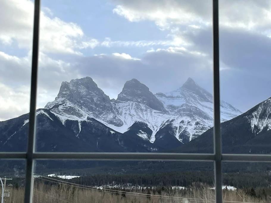 Nearby landmark, Natural landscape, Winter, Mountain view