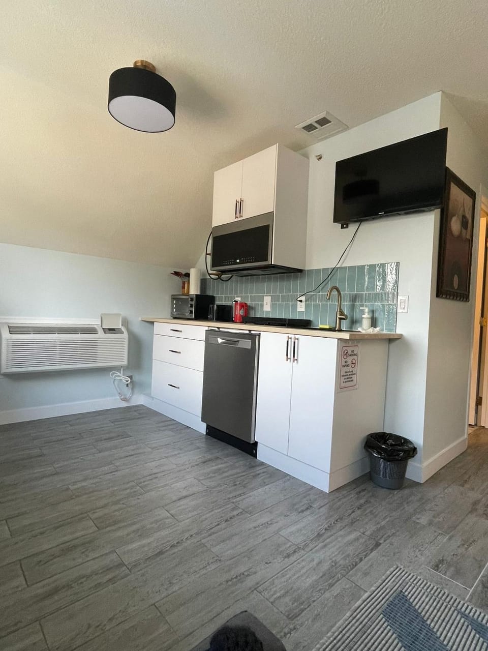 Kitchen or kitchenette, dishwasher, stove