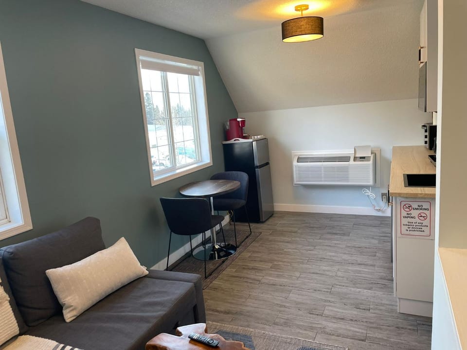 Amazing mountain views 1bd Apartment Canmore Banff Apartment in Canmore