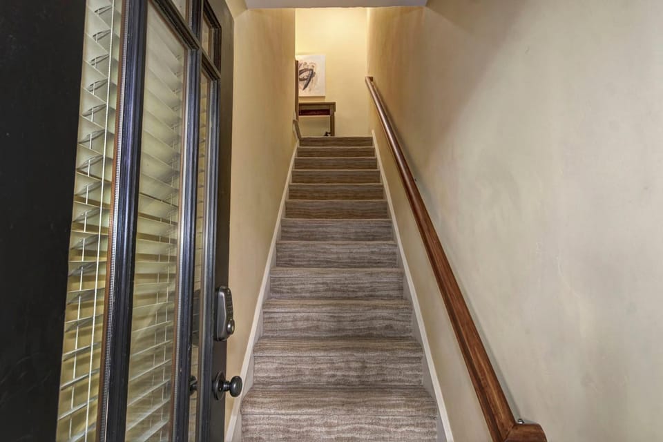 Charming 2Bed French Colonial Apartment in Desirable Midtown Sacramento Apartment in Sacramento