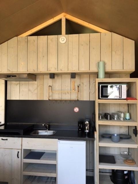 Property building, Kitchen or kitchenette, minibar, stove