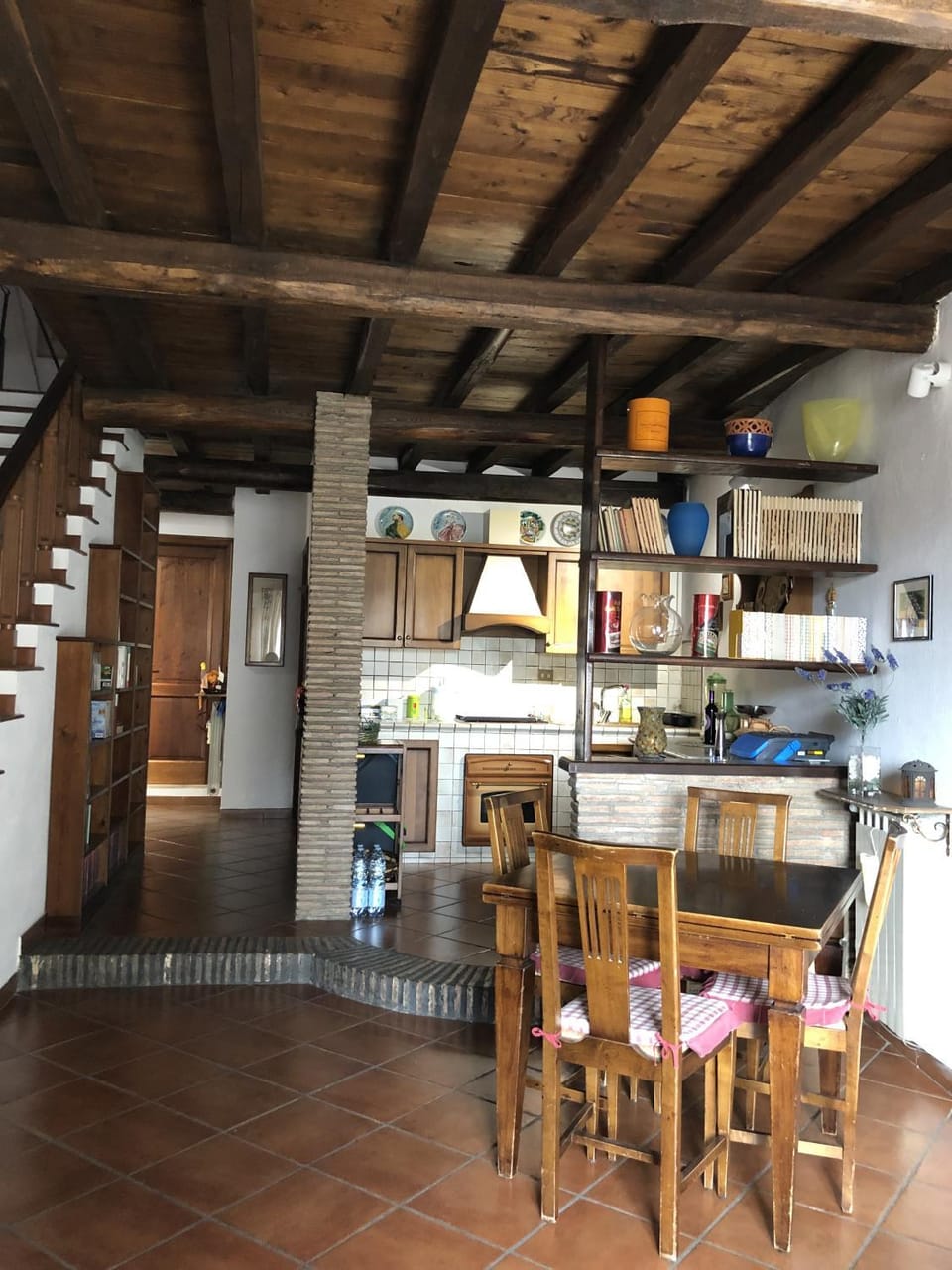 Kitchen or kitchenette, Dining area