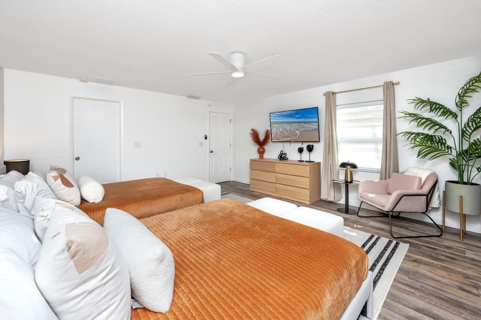 Bed, TV and multimedia, Bedroom
