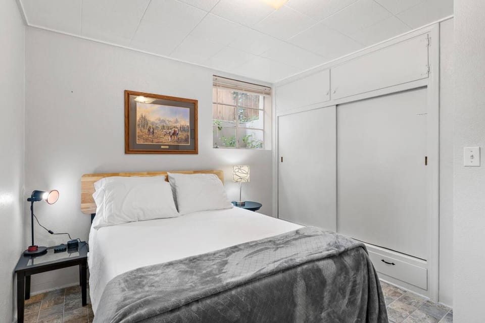 Cozy Holiday Hideaway King Bed Free Parking House in Boise