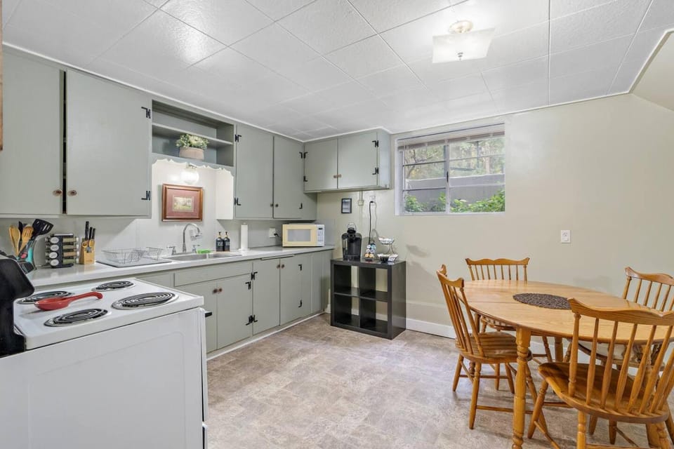 Cozy Holiday Hideaway King Bed Free Parking House in Boise