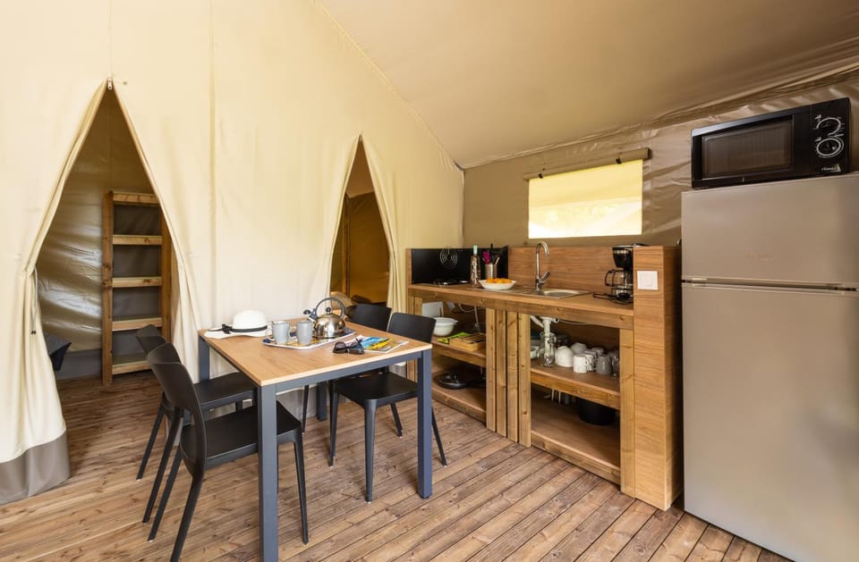 Coffee/tea facilities, Kitchen or kitchenette, Dining area, minibar, stove