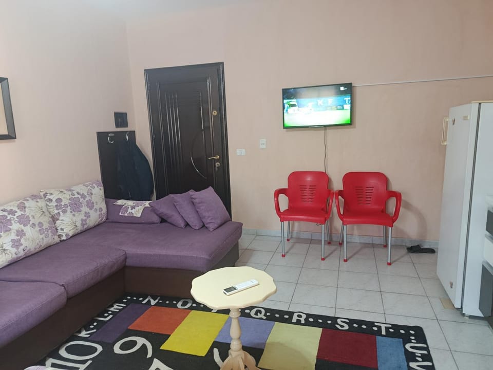 Communal lounge/ TV room, TV and multimedia, Living room, Seating area, Evening entertainment