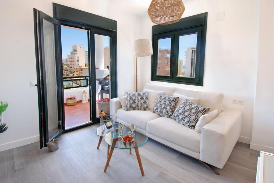 2 Bedroom Apartment with Pool, Walk to Beach & Puerto Marina Apartment in Benalmadena