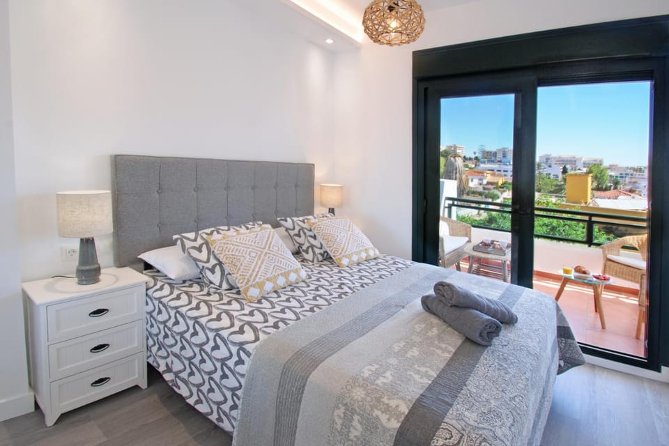 2 Bedroom Apartment with Pool, Walk to Beach & Puerto Marina Apartment in Benalmadena