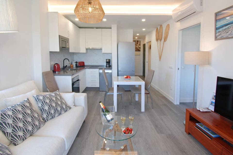2 Bedroom Apartment with Pool, Walk to Beach & Puerto Marina Apartment in Benalmadena