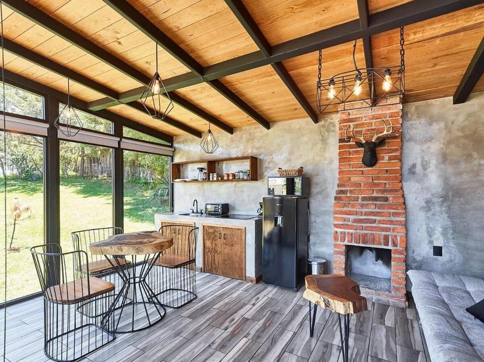 Kitchen or kitchenette, Dining area