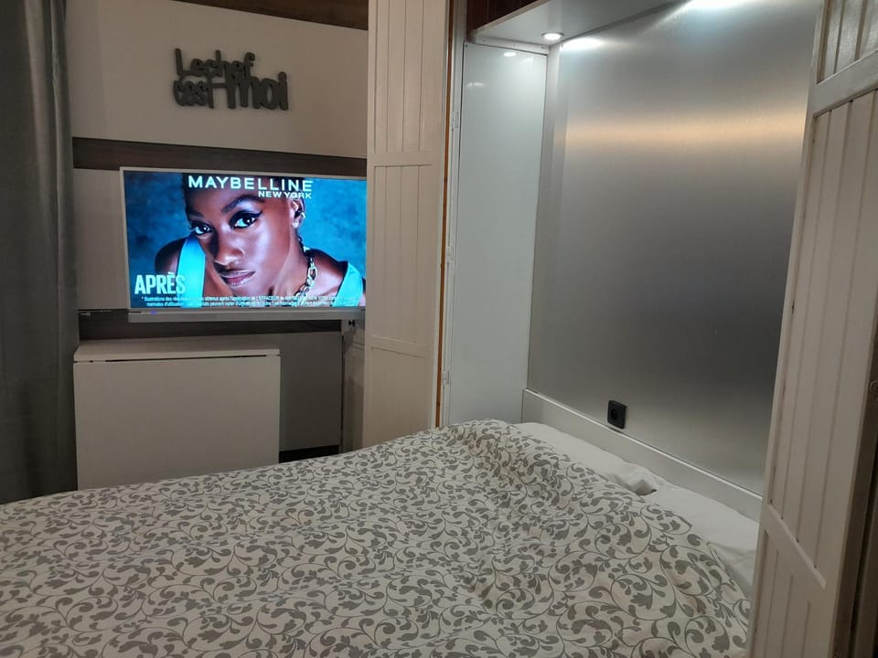Bed, TV and multimedia, Bedroom