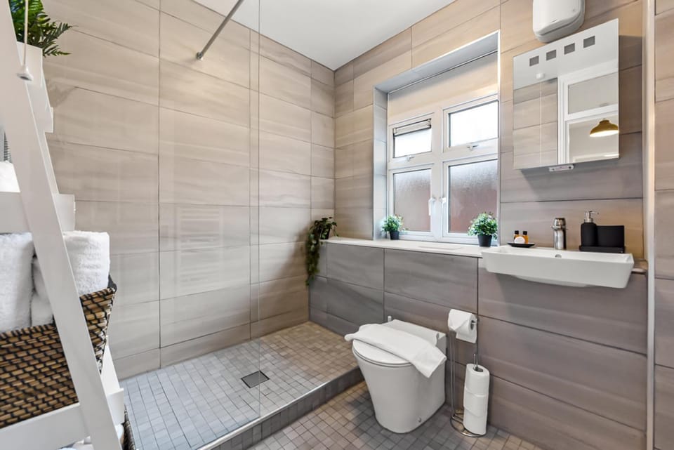 Shower, Toilet, Bathroom, towels