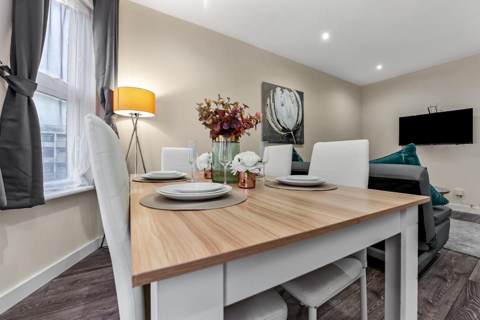 TV and multimedia, Living room, Seating area, Dining area