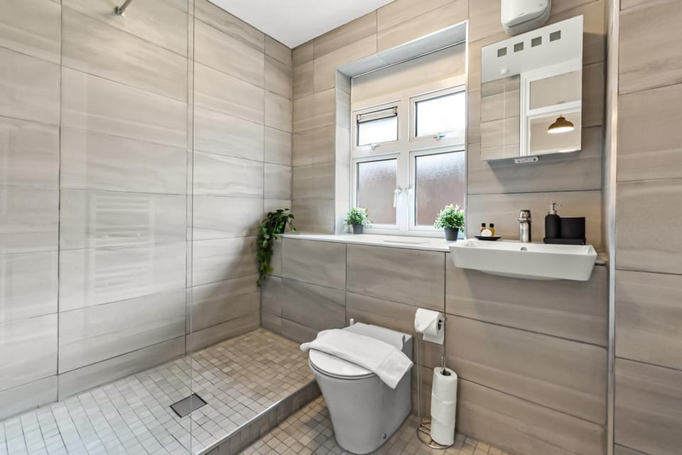 Shower, Toilet, Bathroom, towels