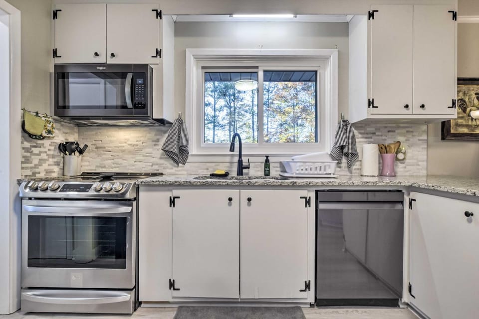 Waterfront Durham Oasis, Close to Everything! House in Cary