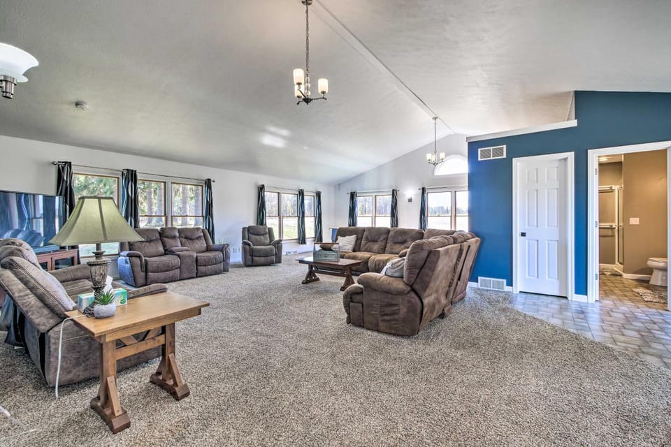 Spacious Massillon Log Cabin with Fire Pit! Cabin in Ohio