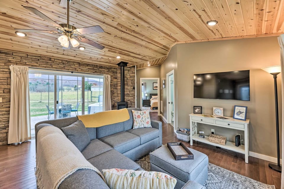 Guesthouse on Lonesome Hollow: Hot Tub & Mtn Views House in Shenandoah Valley