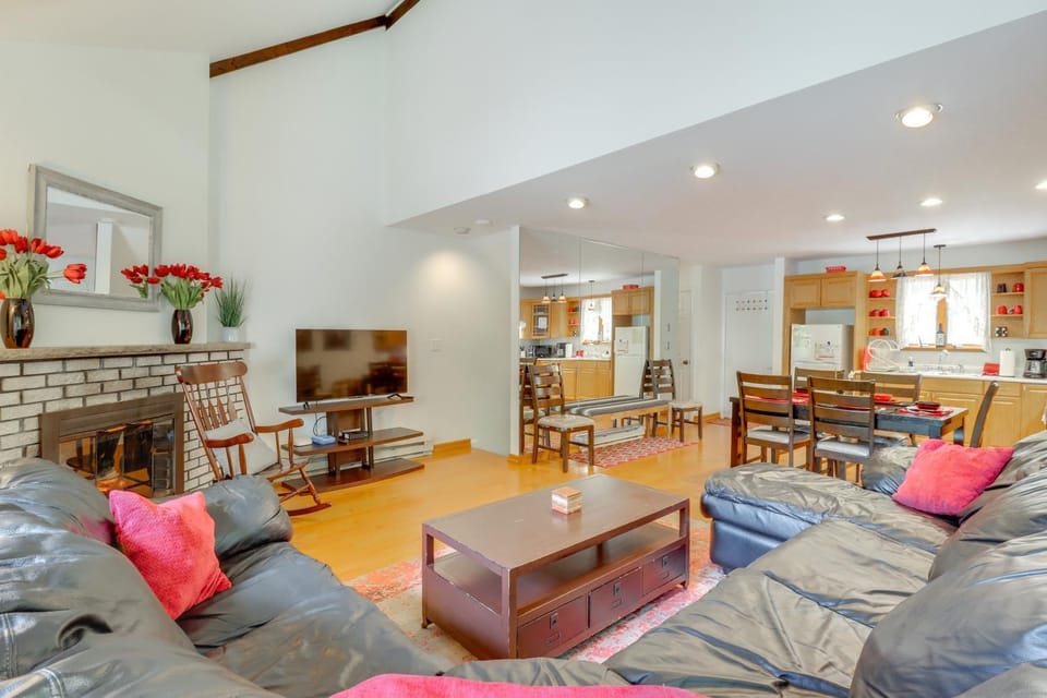Indoor Pool | Near Skiing | Tannersville Townhome House in Pocono Mountains