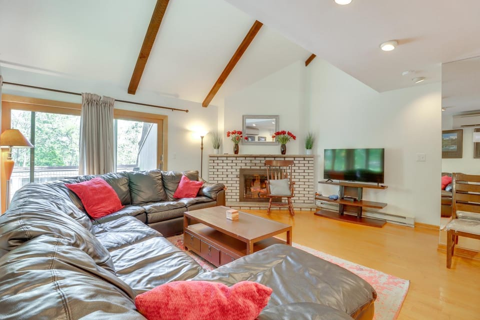 Indoor Pool | Near Skiing | Tannersville Townhome House in Pocono Mountains