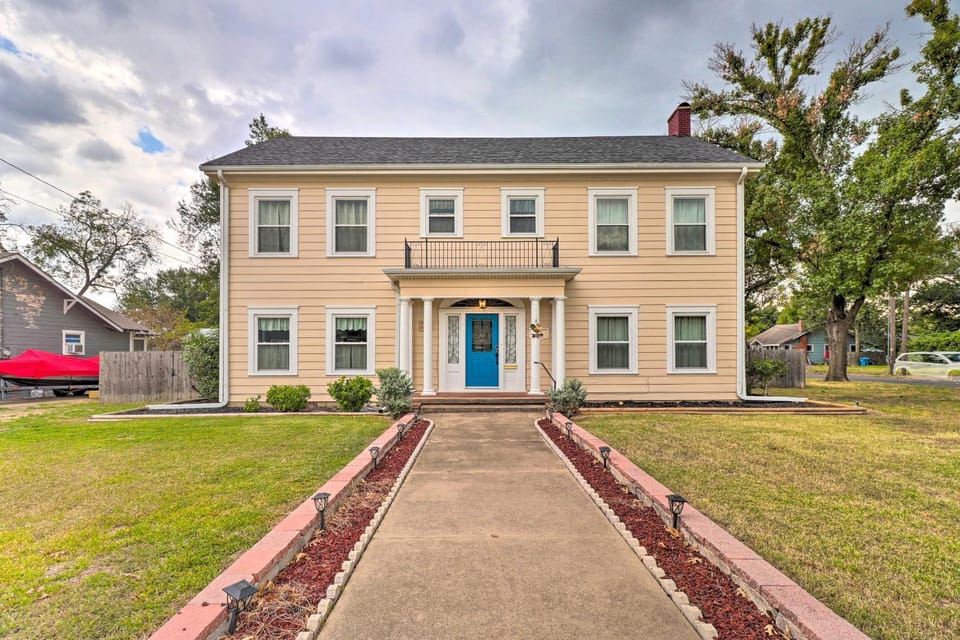 1920s Corsicana Home: Group Getaway Near Downtown! House in Corsicana