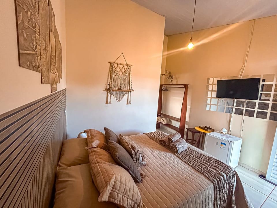 Bed, TV and multimedia, Photo of the whole room, Bedroom