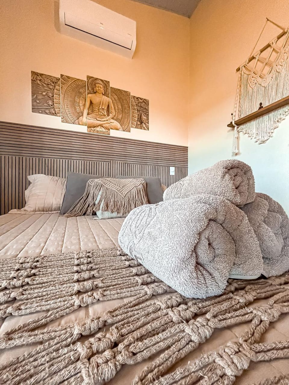 Bed, Bedroom, towels, air conditioner